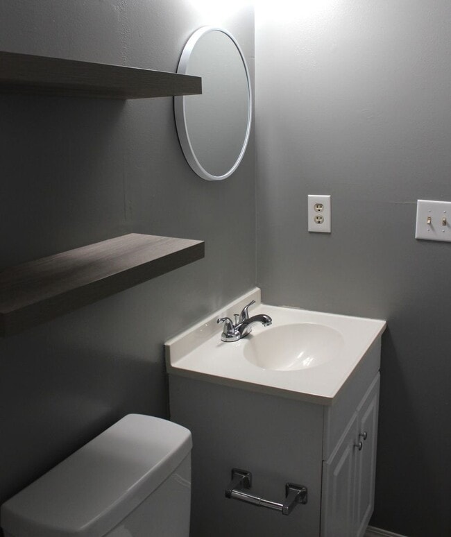 Building Photo - Lake Rim area