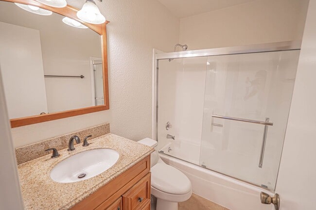 Building Photo - 4-Bedroom Plus Bonus Room Home with Golf Course Views & Community Pool in Valencia!