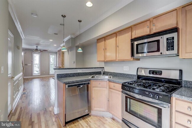 Building Photo - 1102 W Cross St