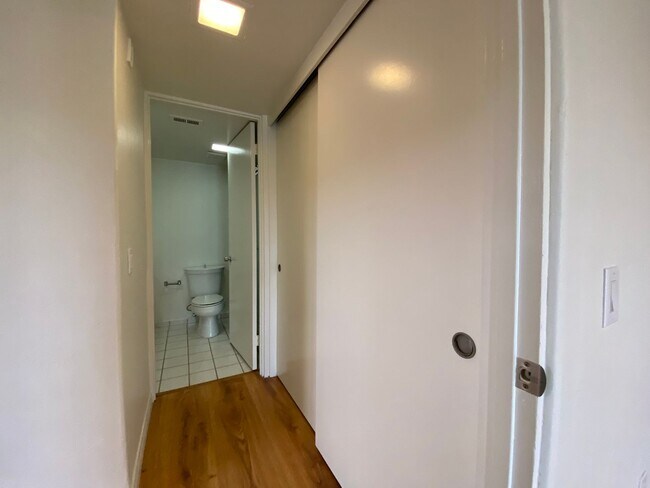 Building Photo - Lovely 2Bedroom, 2 Bathroom Condo!