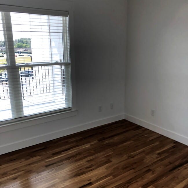 Building Photo - 3 STORY 2BD 2.5 BA APARTMENT WITH UPSTAIRS LOFT THAT OPENS TO BALCONY