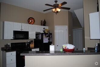 Building Photo - Three Bed / Three Bath with Fenced Yard an...