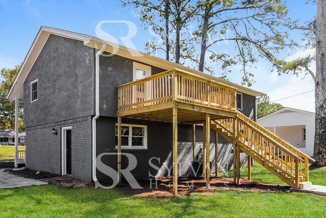 Building Photo - Welcome to this charming abode.
