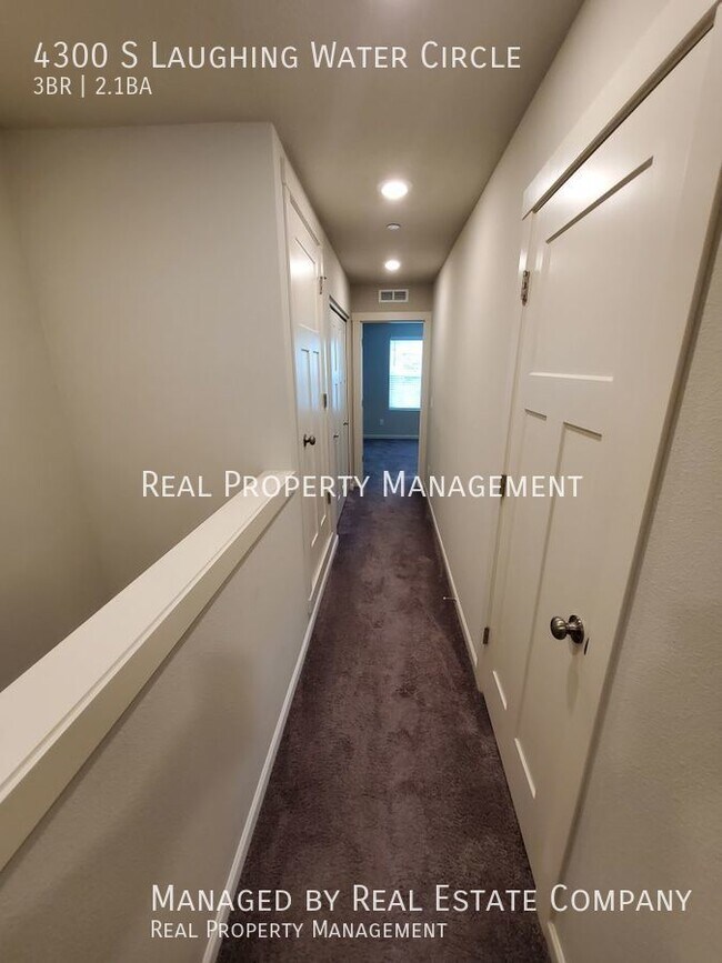 Building Photo - Modern Ridgefield Townhome with Two Car Ga...