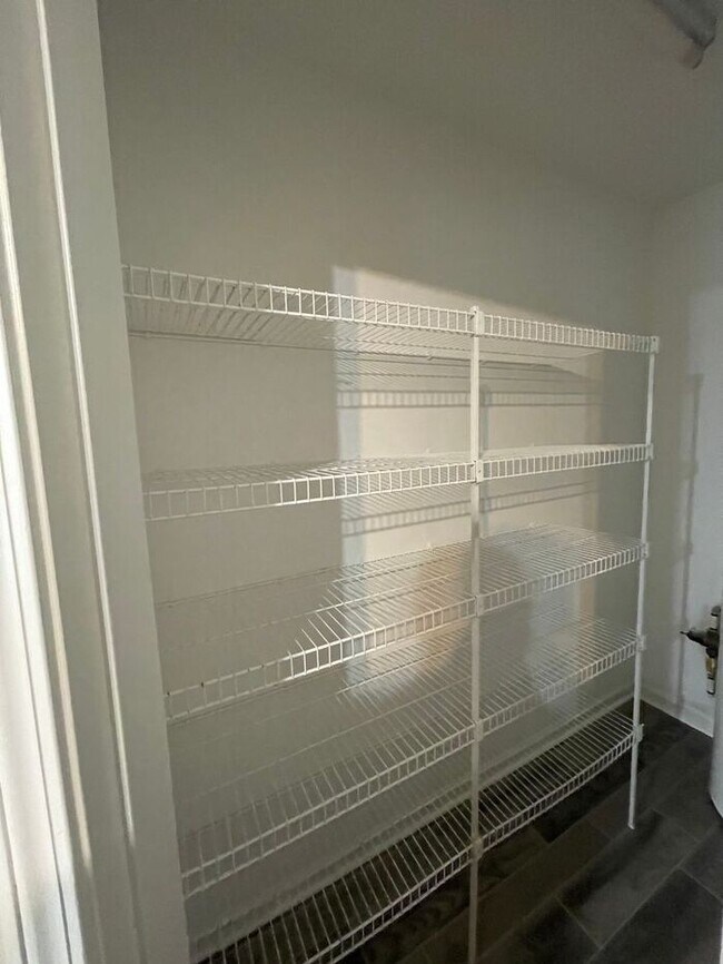 Building Photo - Spacious 4 bedroom, 2 full bath, 2 story town home