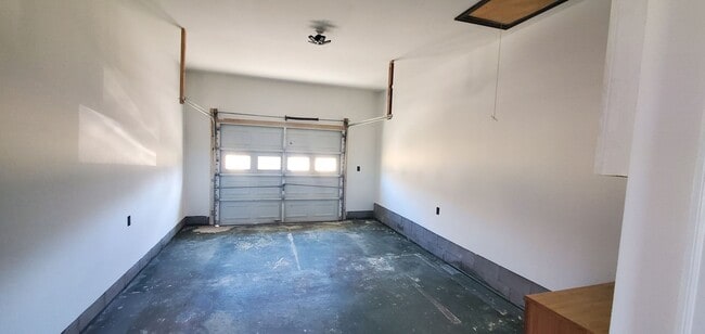 Building Photo - Spacious Home Ready For Move In