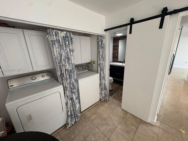 Building Photo - 15003 Coconut Ct