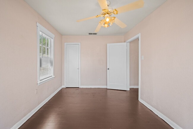 Building Photo - Cute 2/1.5 Duplex, Minutes from TTU & Downtown LBK