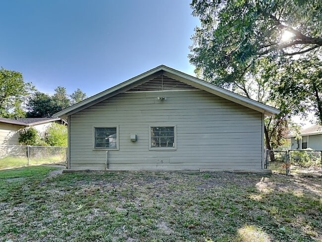 Building Photo - Country Living is awaiting you!