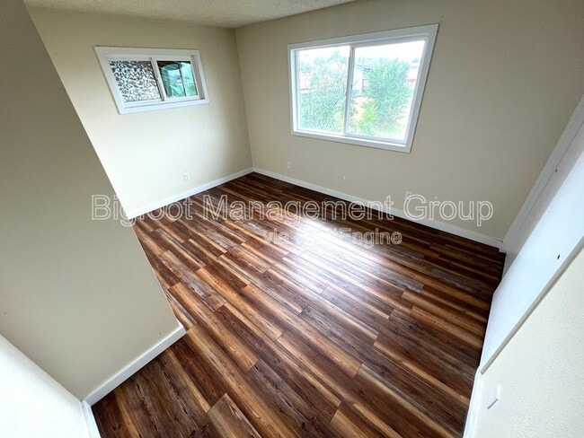 Building Photo - 3750 Heather Dr