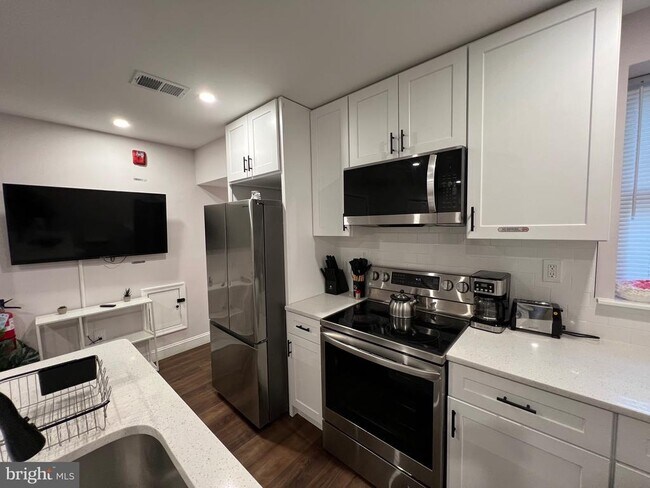 Building Photo - 1985 N 63rd St