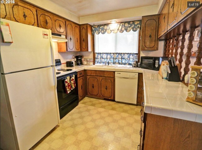 Building Photo - 9423 NE Woodridge St