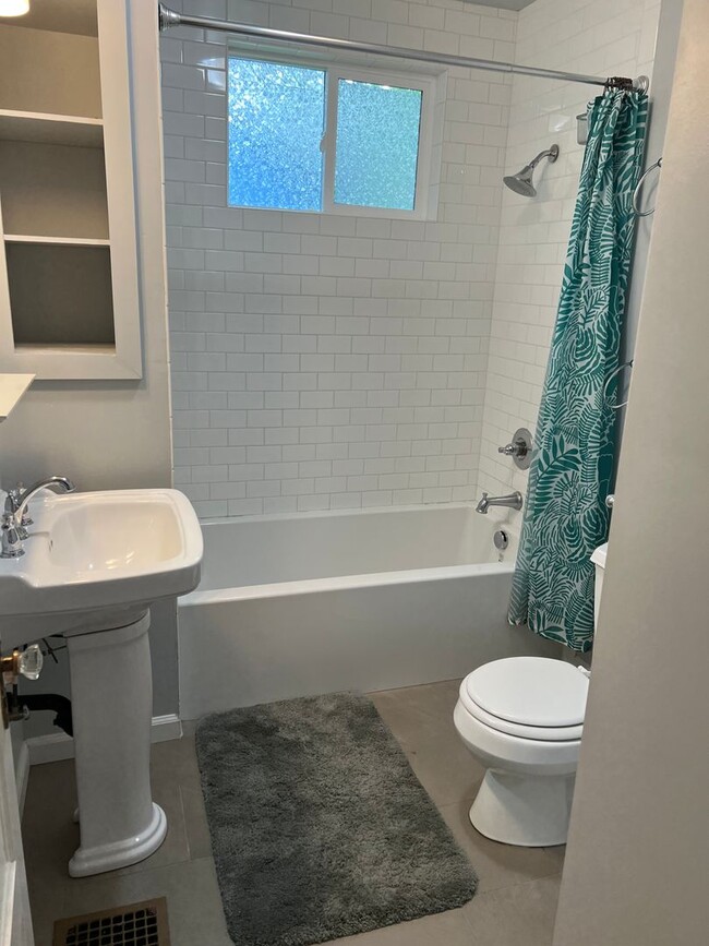 Building Photo - 2bed/1 Bath Bungalow in Rose City/Alameda