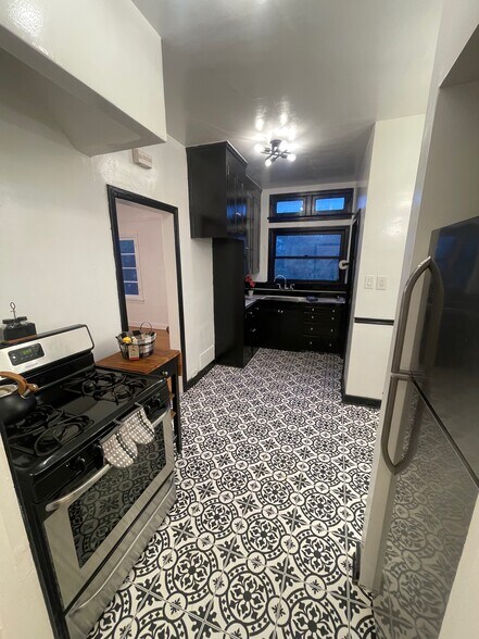 Building Photo - 130 N Croft Ave