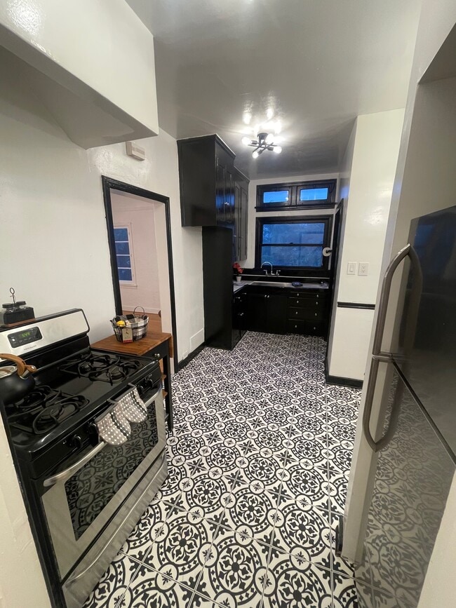 Building Photo - 130 N Croft Ave