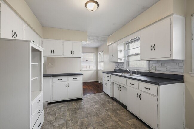 Building Photo - 3337 Houston St