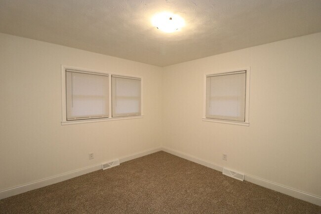 Building Photo - 517 Maple St