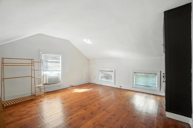 Building Photo - Two Bedroom in Newport!
