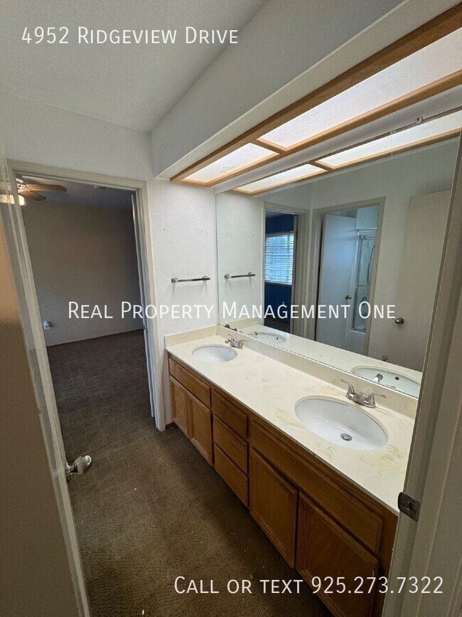 Building Photo - 4952 Ridgeview Dr