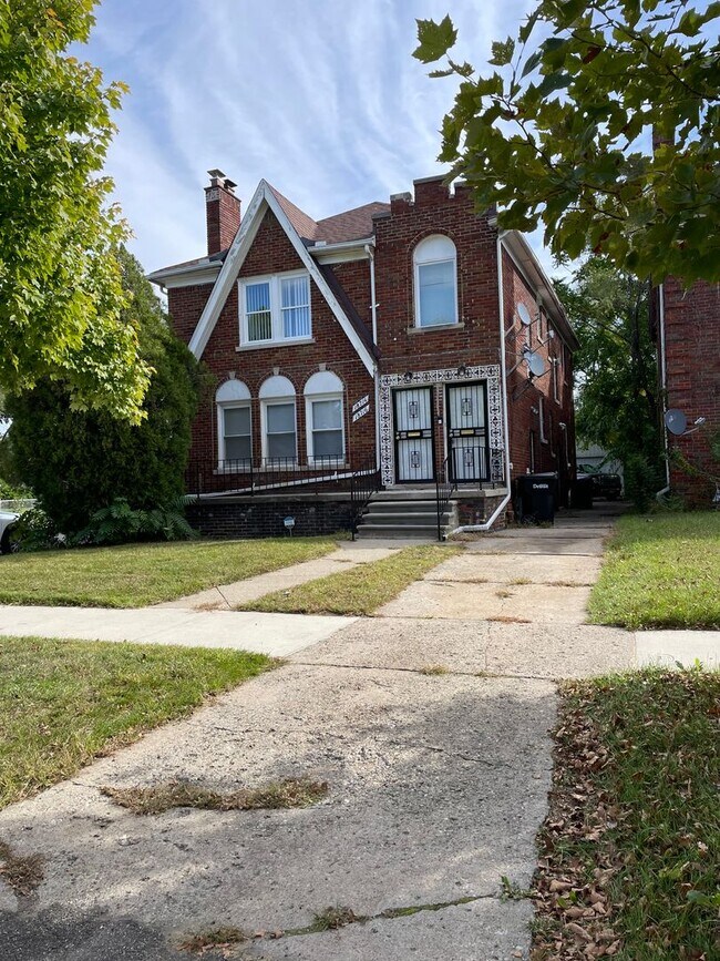 Building Photo - 18714-16 Greenlawn St.