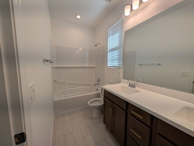 Building Photo - 4 Bedroom 3 Bathroom Home