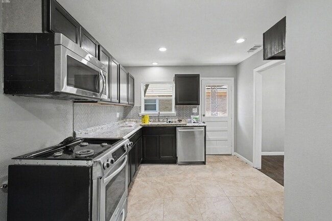 Building Photo - 2319 Glengariff Dr