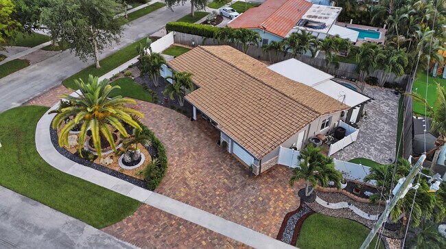 Building Photo - 5031 NE 23rd Terrace