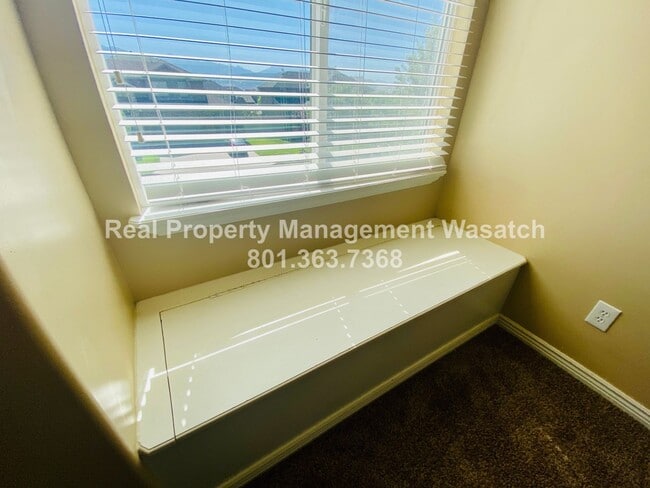 Building Photo - 5 Bedroom 3 Bathroom Riverton Home!