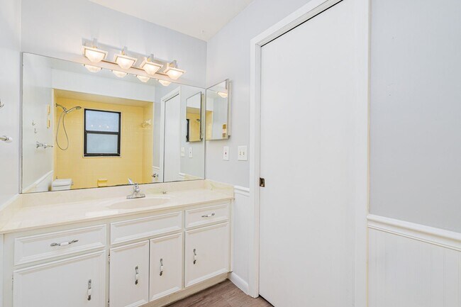 Building Photo - Spacious 2 Bedroom 2 Bath Home in Georgetowne
