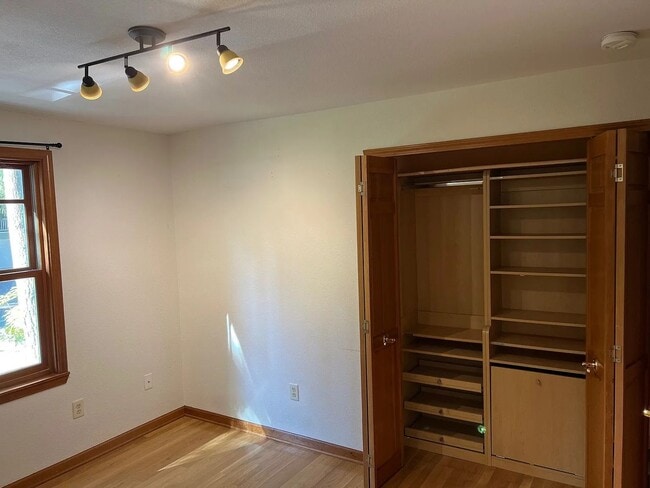 Building Photo - CUSTOM 3BD 2.5BA HARDWOOD FLOORS THROUGHOUT