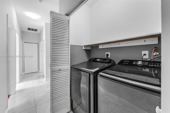 Building Photo - 239 SE 31st Terrace