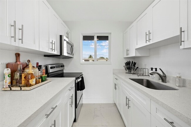 Building Photo - 10750 SW 43rd Ln