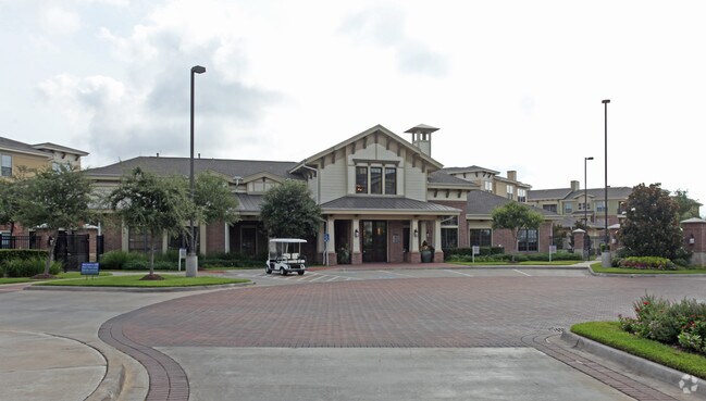 Building - Camden Whispering Oaks