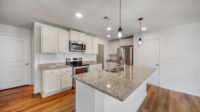 Building Photo - 5 Bedrooms, 3 Bathrooms in Richmond Hill P...