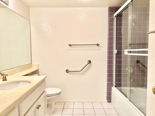 Building Photo - 2226 Martinique Ln