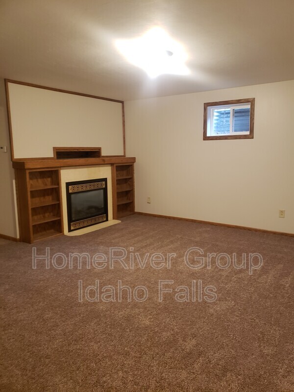 Building Photo - 1545 Bluebird Ln