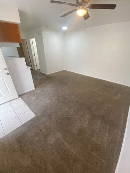 Building Photo - 1584 E Courtney Pl