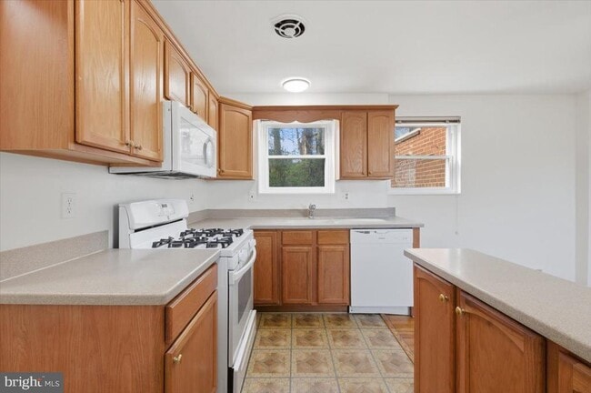 Building Photo - 5039 8th Rd S