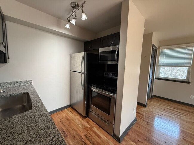 Building Photo - Remodeled Studio in Woodbine