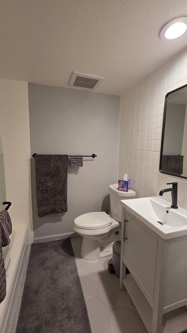 Building Photo - 2 Bedroom 1 Bath - Blocks from Pearl Street and Downtown