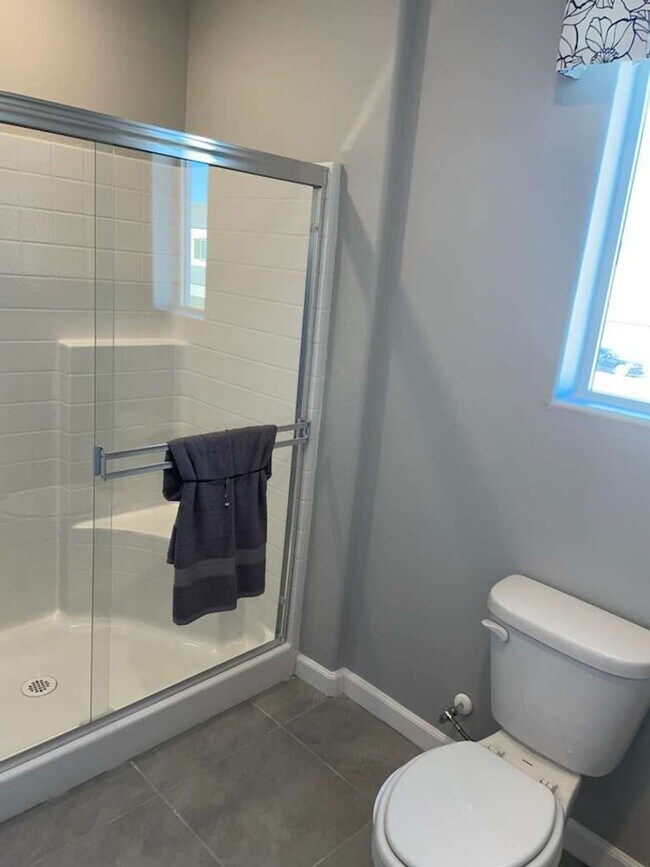 Building Photo - 3 Bedrooms Townhouse For Rent