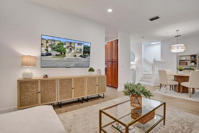 Building Photo - 642 NW 38th Cir