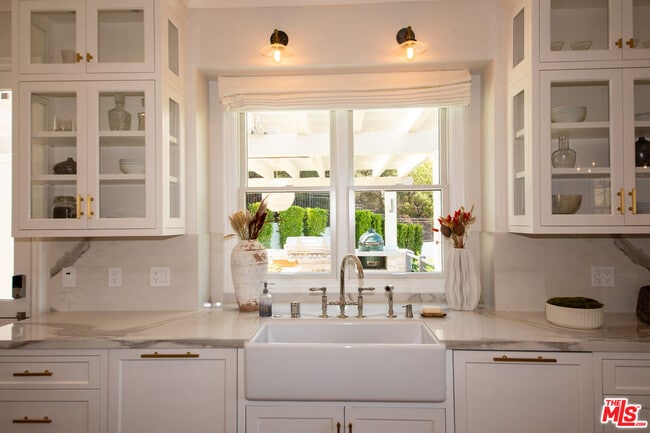Building Photo - 3685 Benedict Canyon Ln