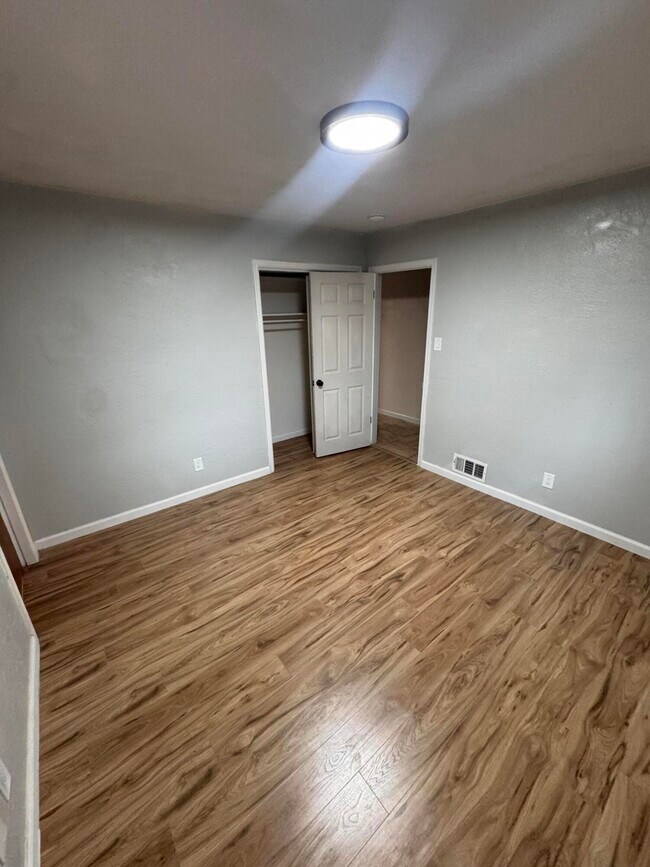 Building Photo - 1205 Valencia Dr NE