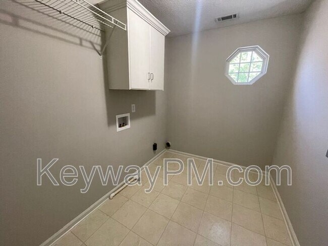 Building Photo - 5780 Carriage Hills Dr