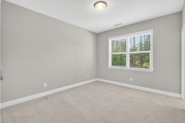 Building Photo - “5-Bedroom Home with Bonus Room & Resort-S...
