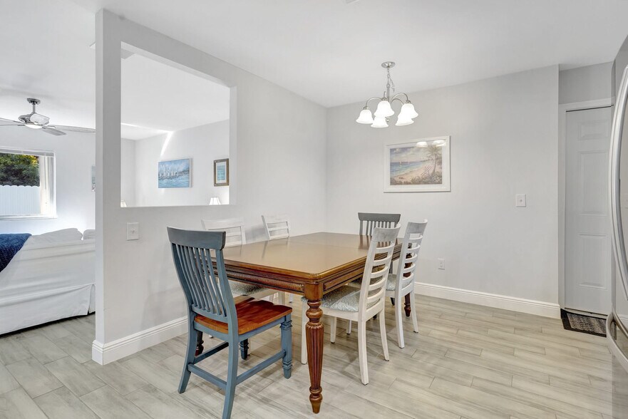 Building Photo - 2374 Poinciana Dr