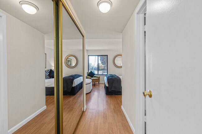 Building Photo - Bright and modern one bedroom one bathroom...