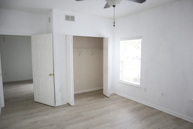 Building Photo - 8226 Green Parrot Rd