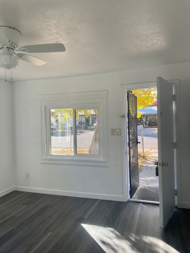 Building Photo - Adorable 2 Bedroom 1 Bath